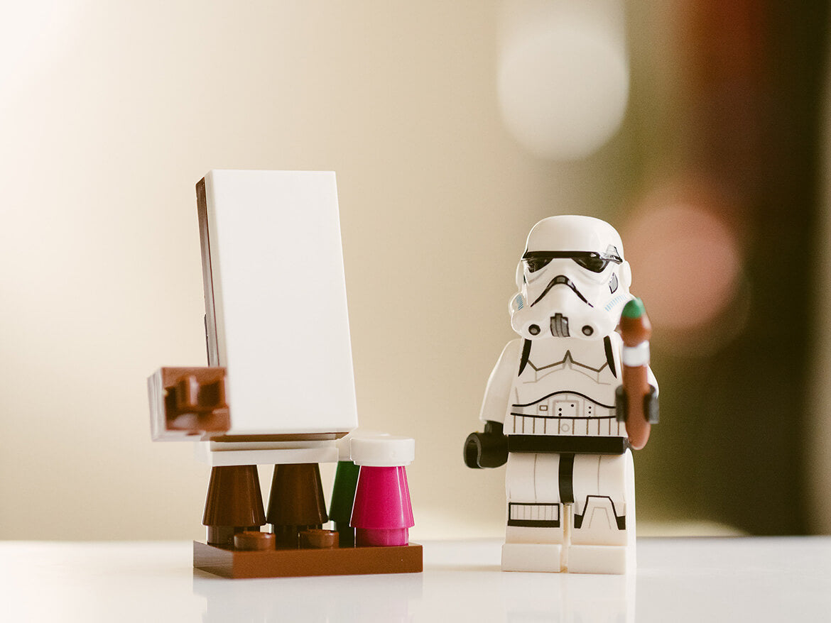 Android robot for an artist at work